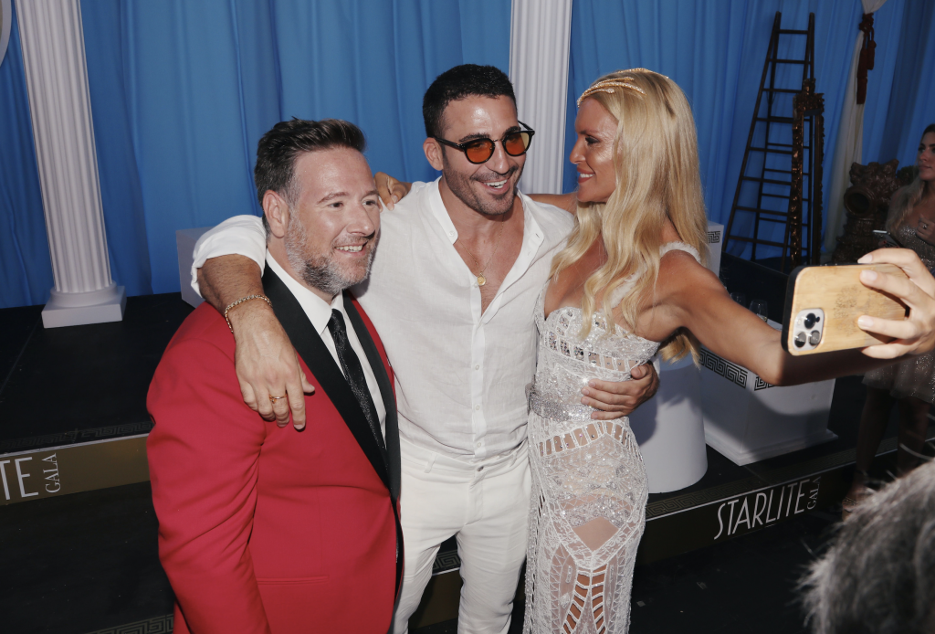 Carlos Latre en la Gala Starlite 2023 con Miguel &Aacute;ngel Silvestre y Esther Ca&ntilde;adas