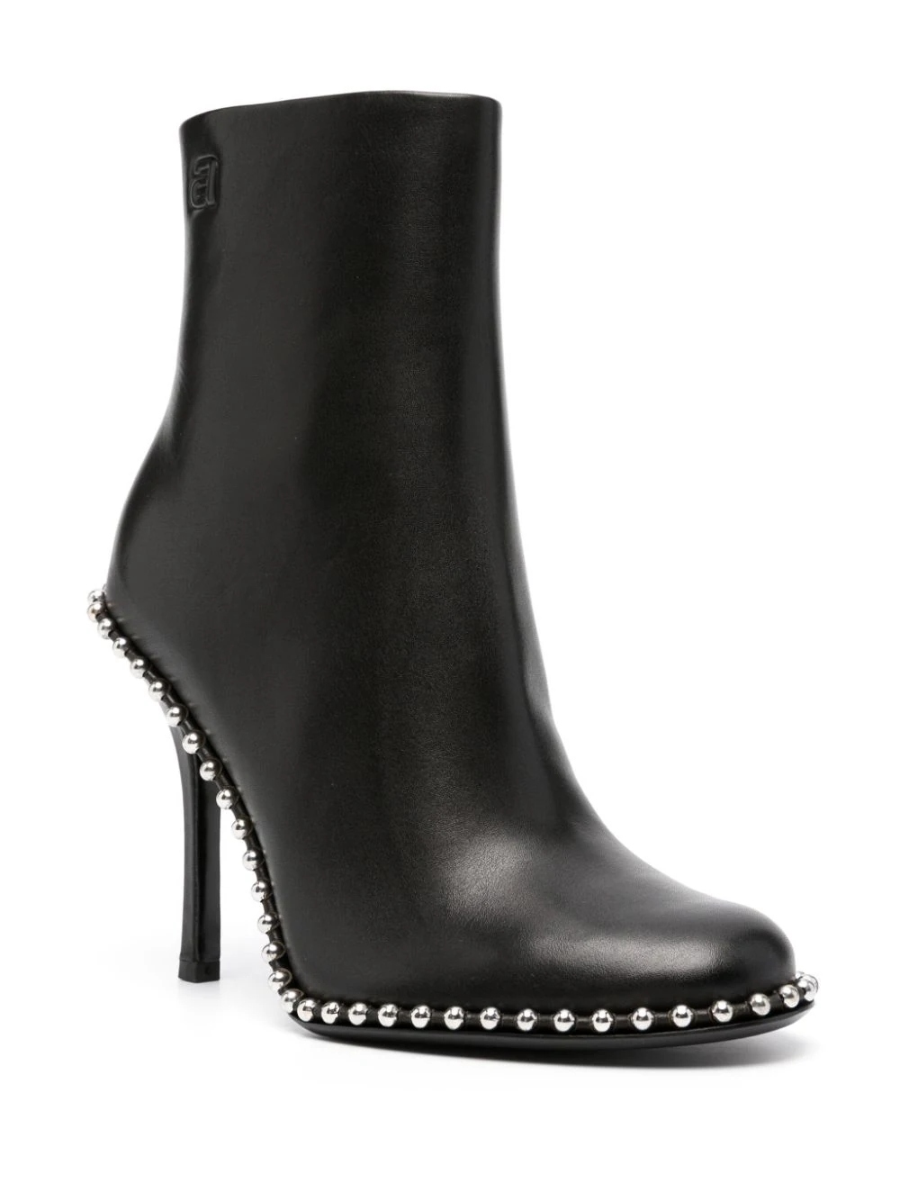 Botas negras con tachuelas