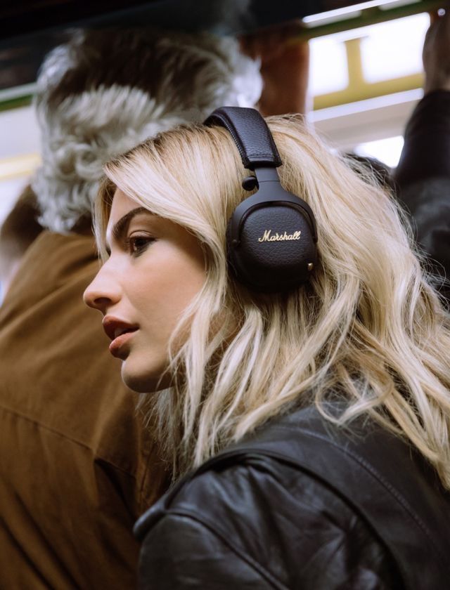 Chica con auriculares