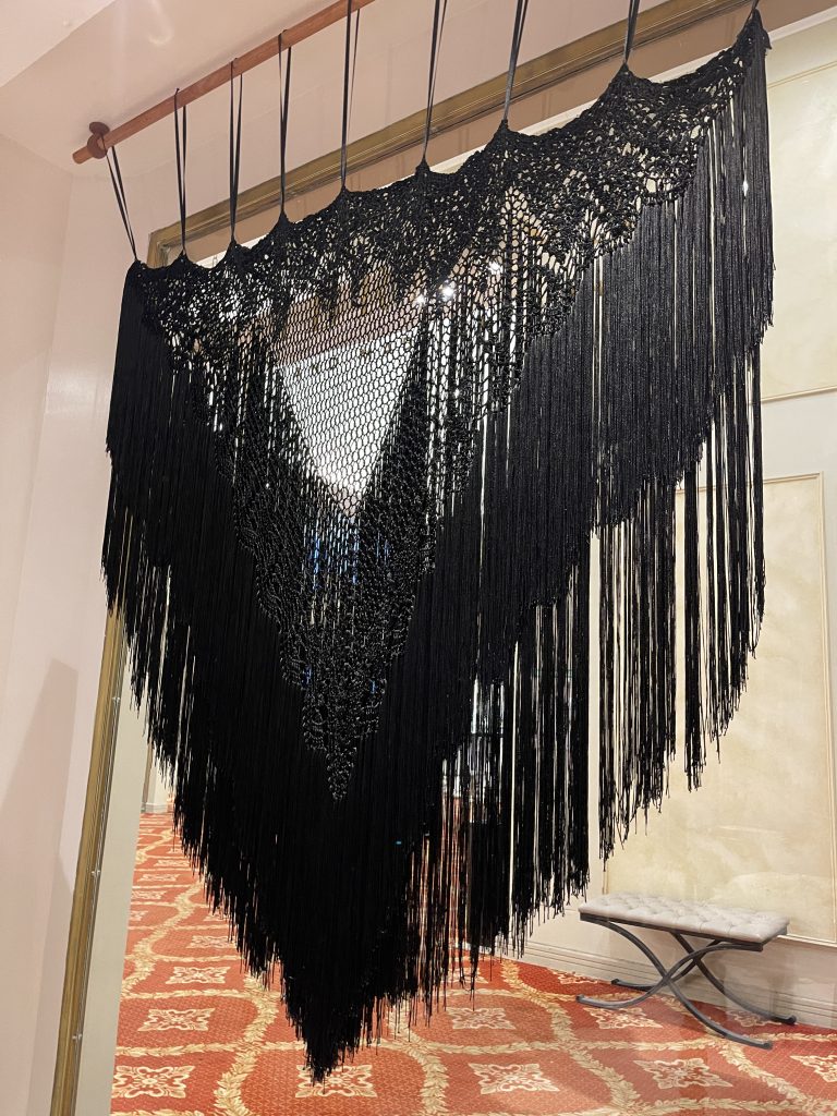 Un mant&oacute;n todo tejido al crochet de Ibraina