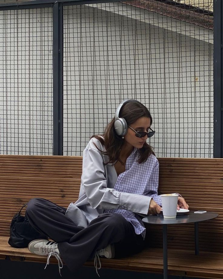 Chica escuchando m&uacute;sica