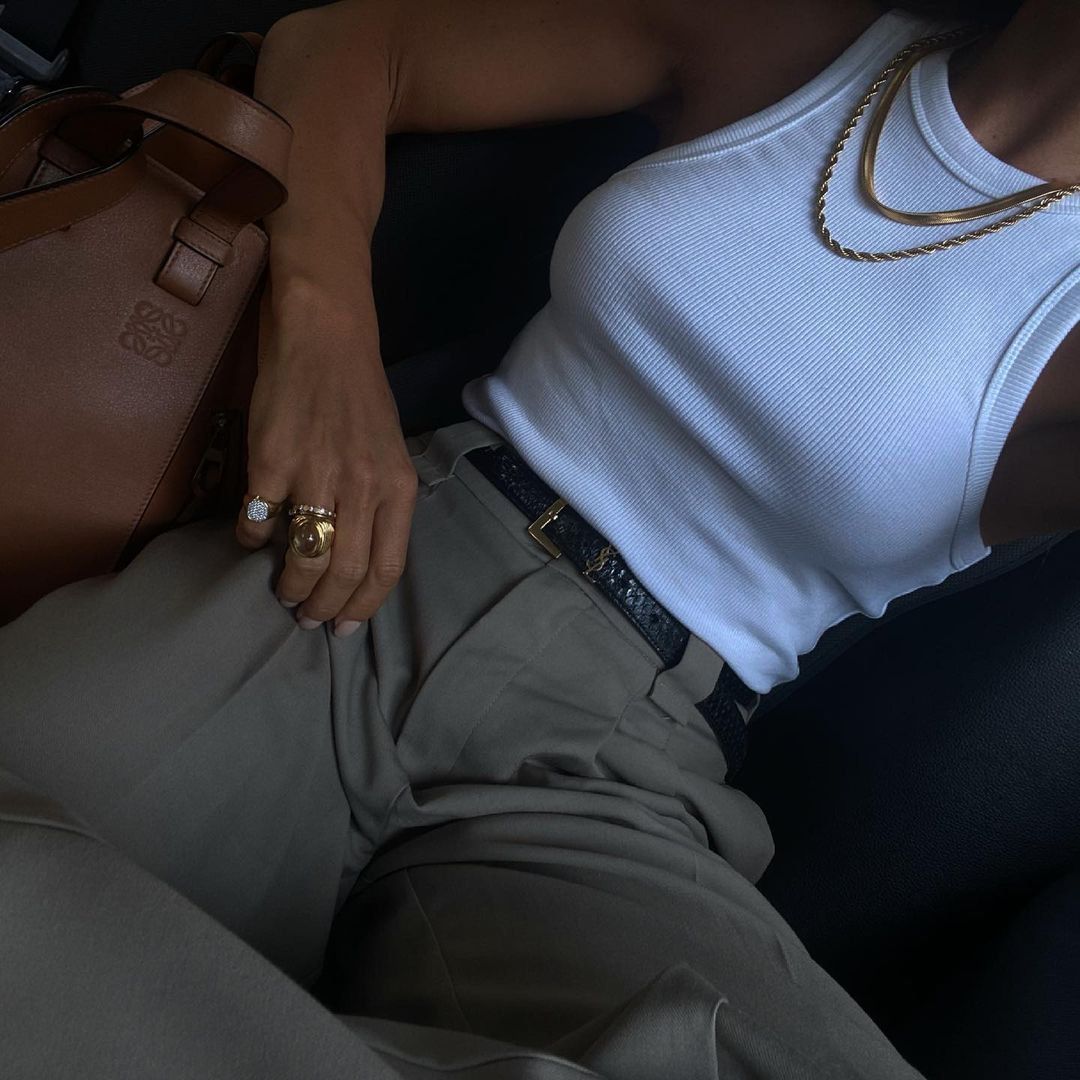 Paula Ordovás con pantalón gris