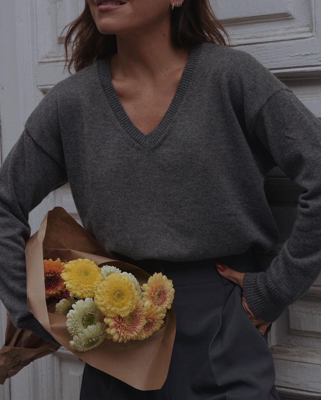 Paula Ordovás con jersey y pantalón gris