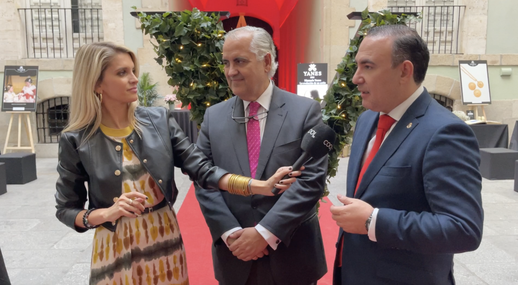 Fina Grosso de COOL entrevistando a Luis y Juan Llanes