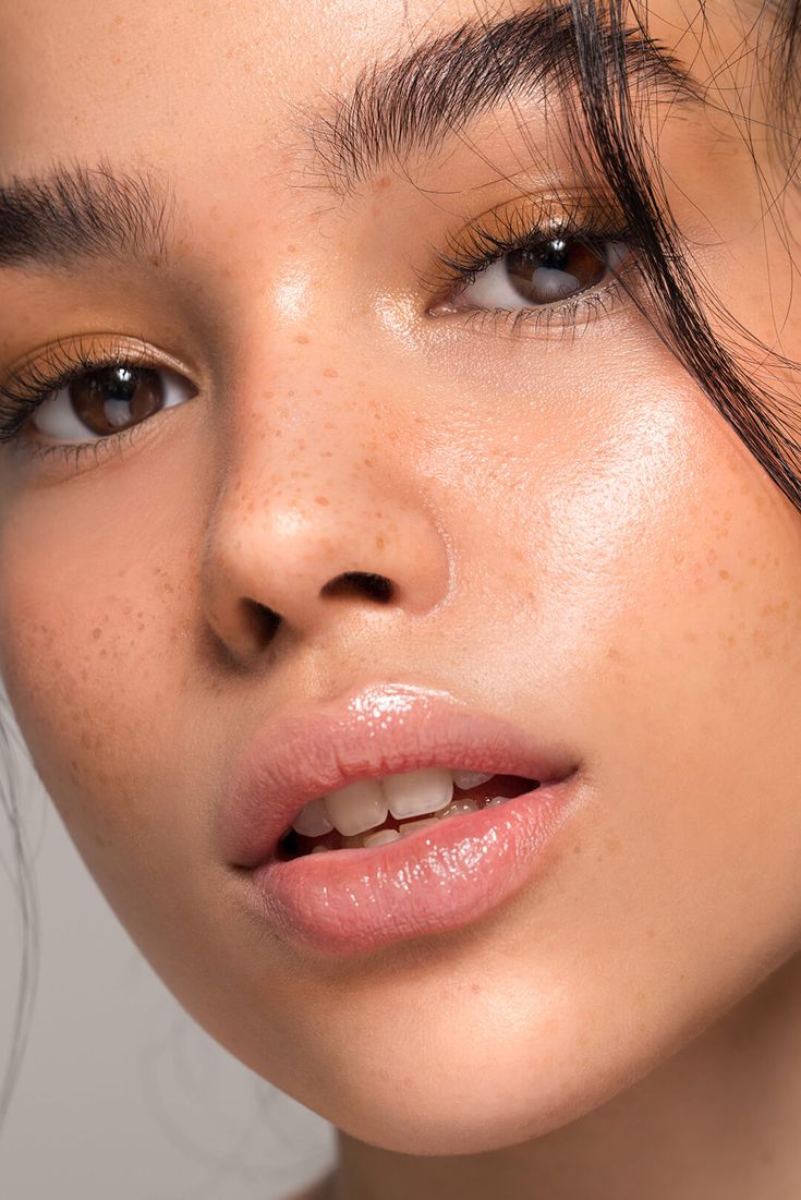 Chica con pecas