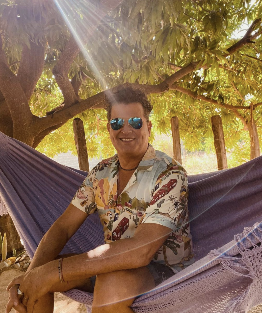 Carlos Vives en una hamaca