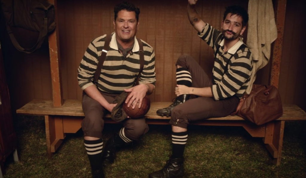 Carlos Vives con el cantante Camilo
