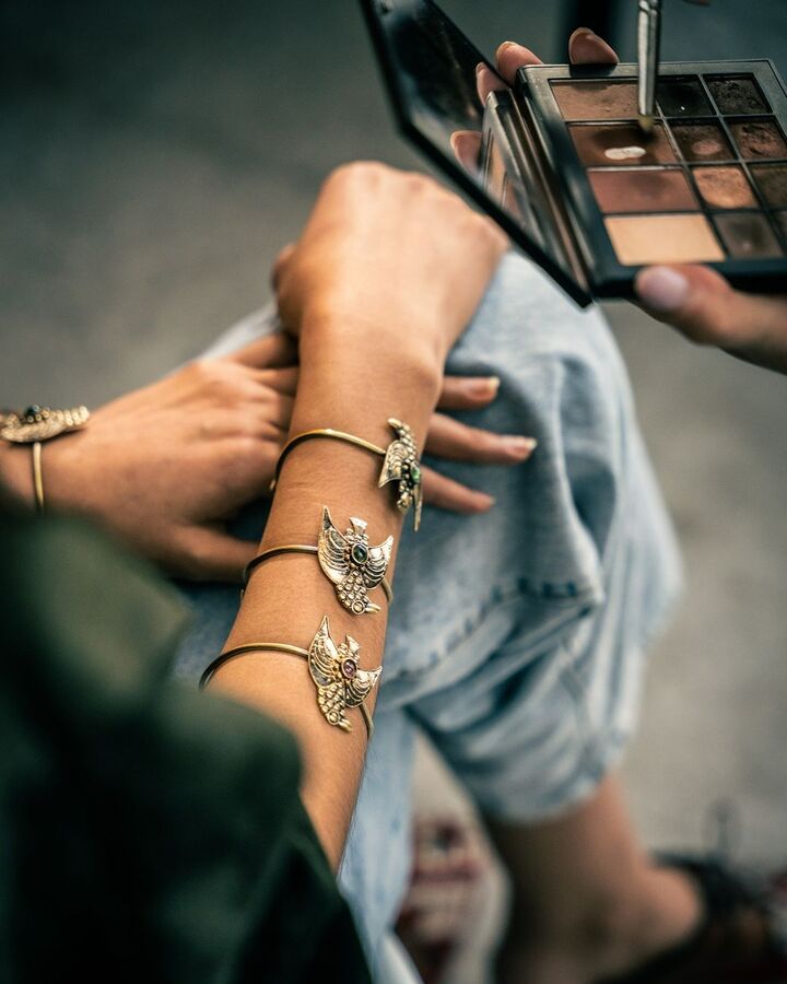 Modelo con joyas de Suma Cruz