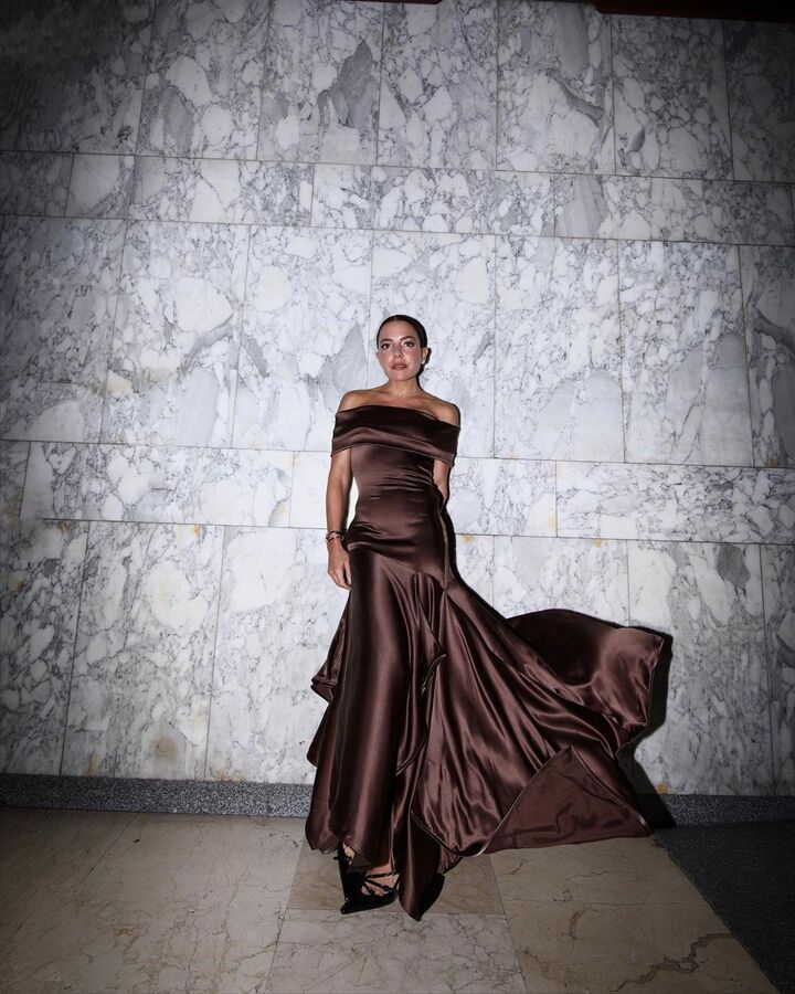 Paula Ordov&aacute;s con vestido marr&oacute;n chocolate