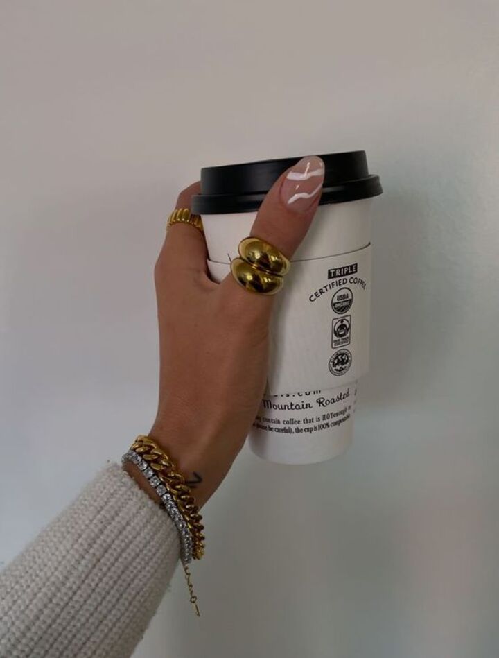 Caf&eacute; con anillo de oro