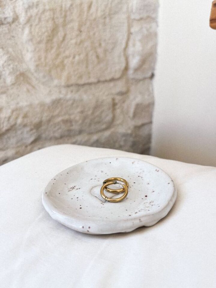 Plato con anillos de oro
