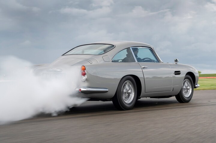 Coche con humo James Bond