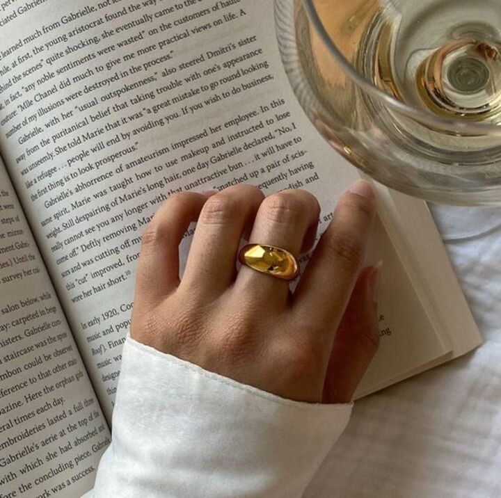 Anillo de oro con libro