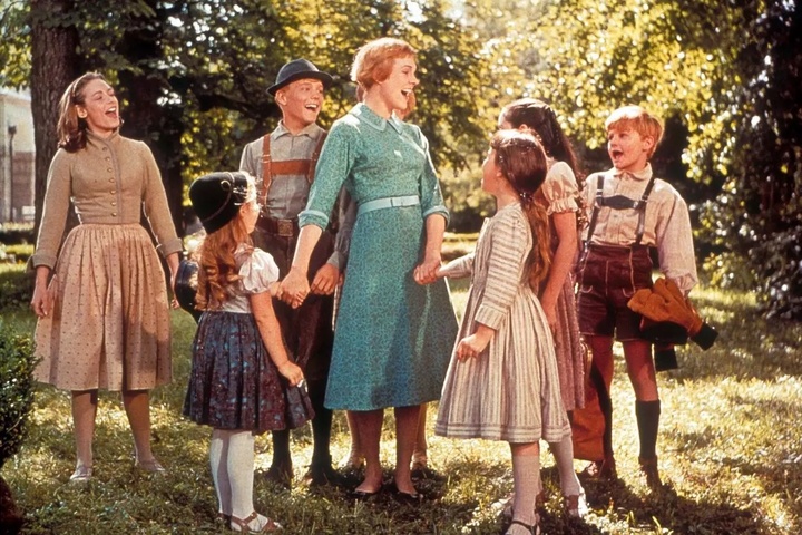 Niños de Sonrisas y Lágrimas, subasta trajes niños
