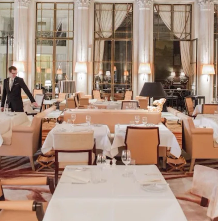 Restaurante con asientos para bolsos de lujo