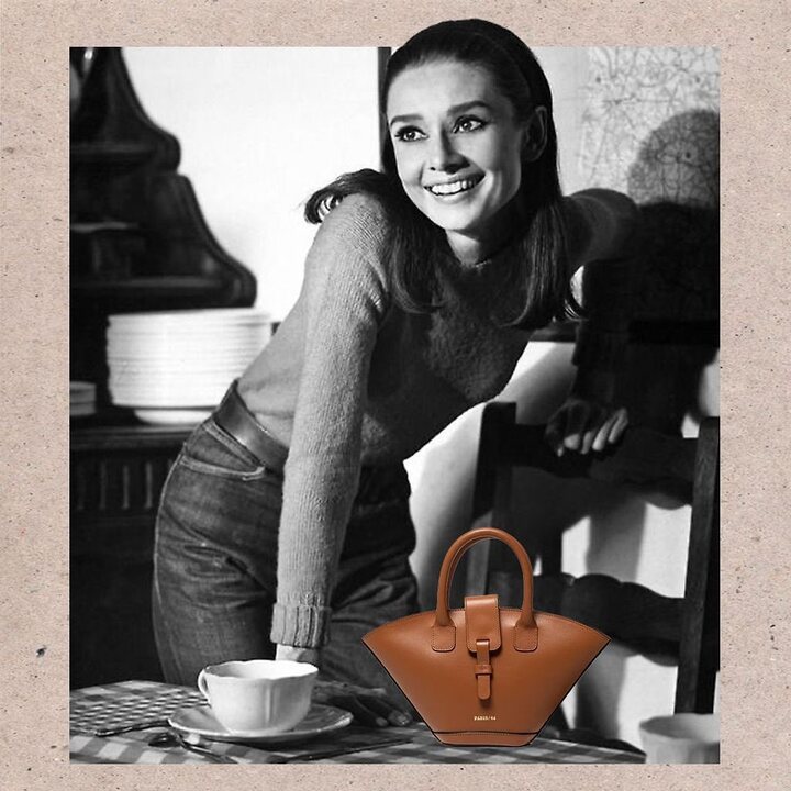 Audrey Hepburn con bolso de Paris 64