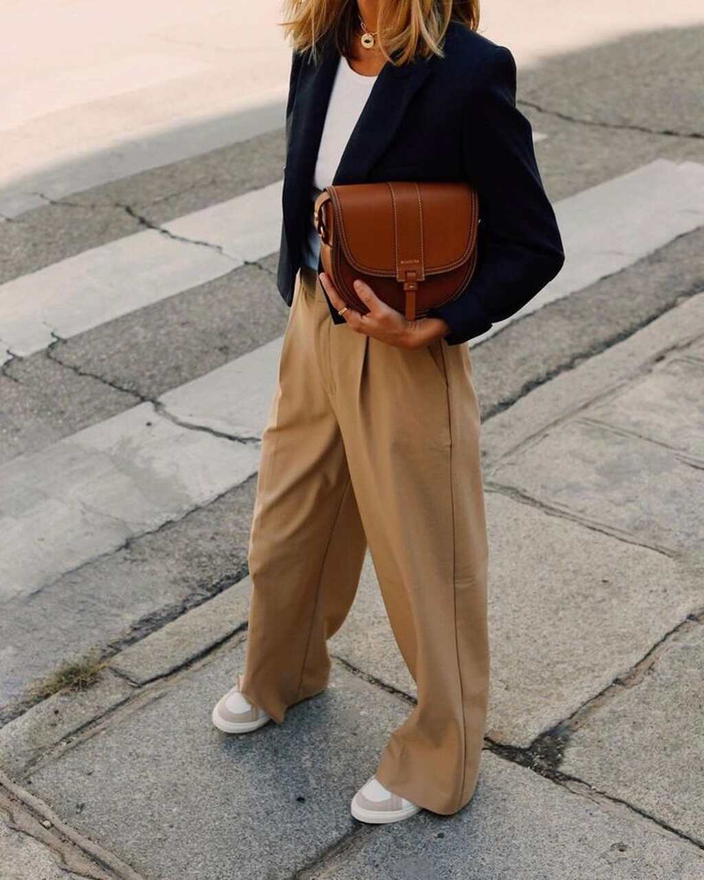 Luc&iacute;a B&aacute;rcena con bolso de Paris 64