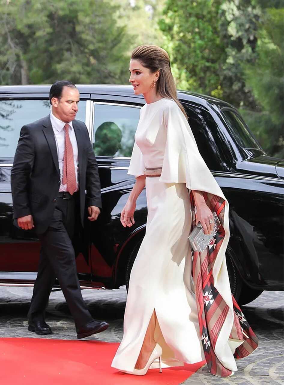 Rania de Jordania vestido capa