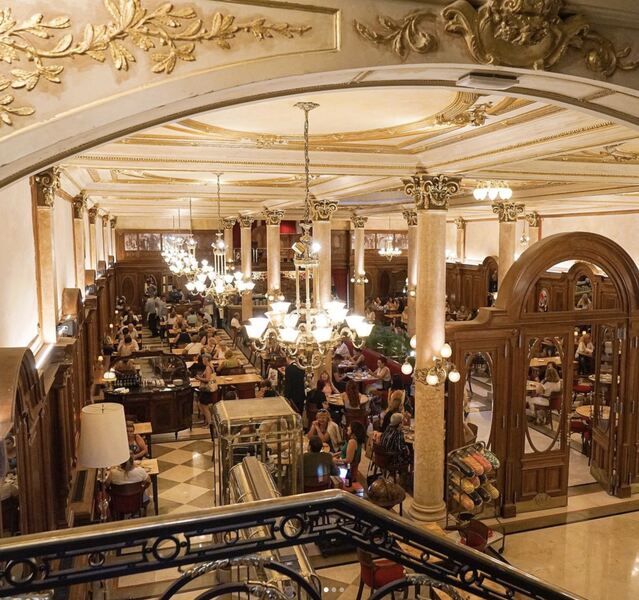 Interior de la cafeter&iacute;a argentina La Ideal