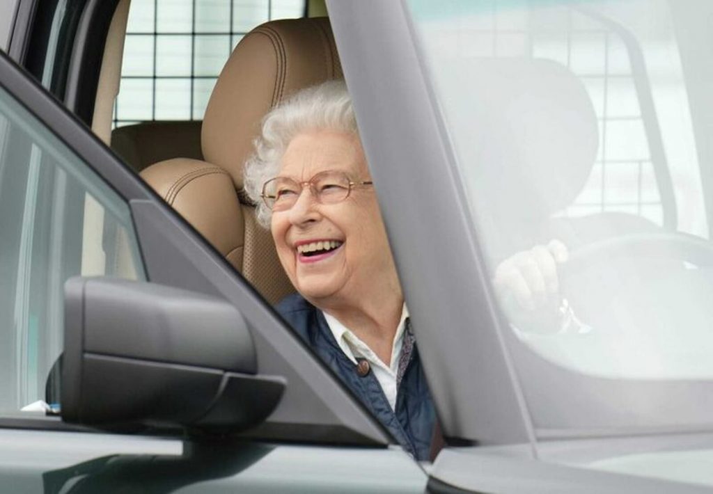 Isabel II, Subasta coche 
