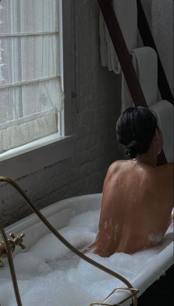 Mujer en ba&ntilde;era
