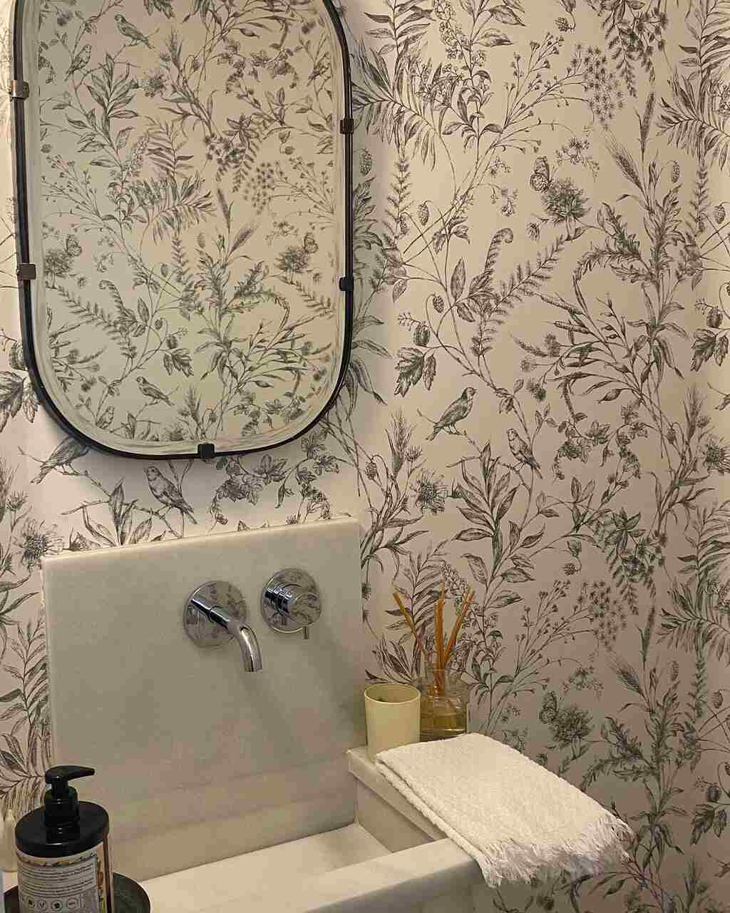 Aseo con paredes de papel floral, papel flores