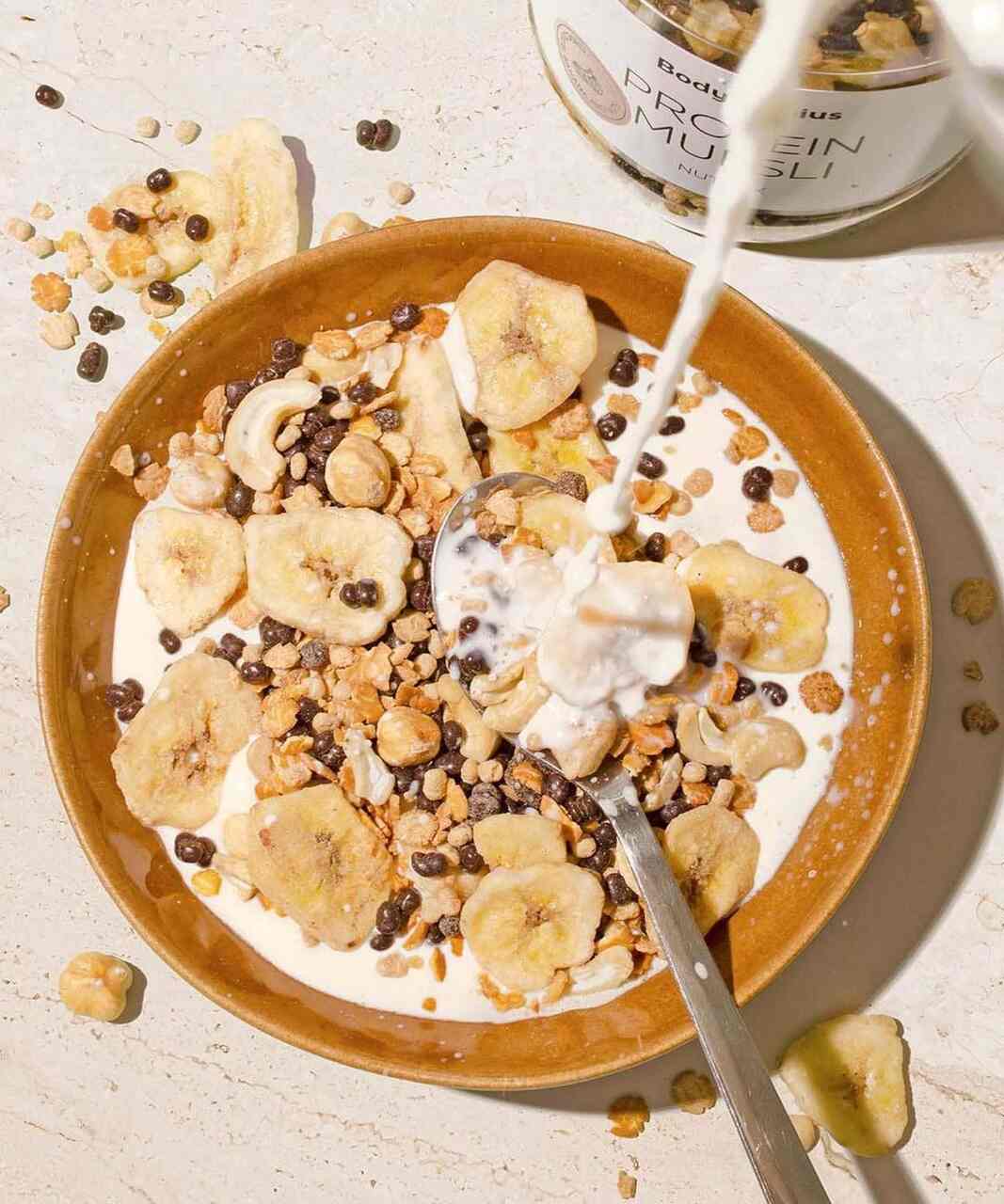 Bowl con muesli, bowl con pl&aacute;tano, bowl desayuno