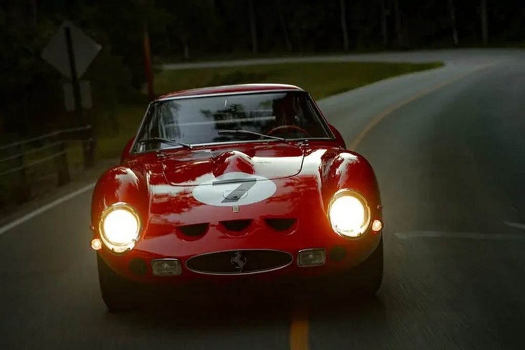 Ferrari 250 conduciendo