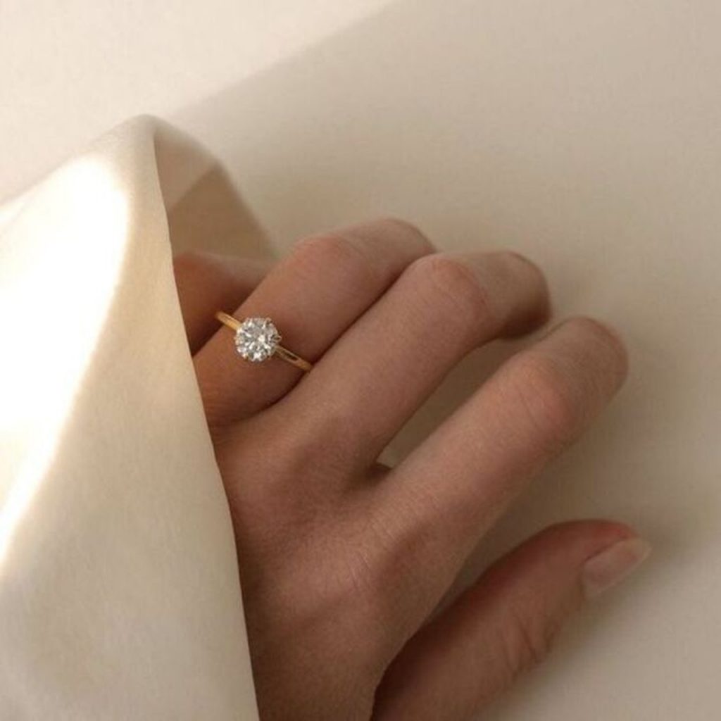 Mano con diamante solitario