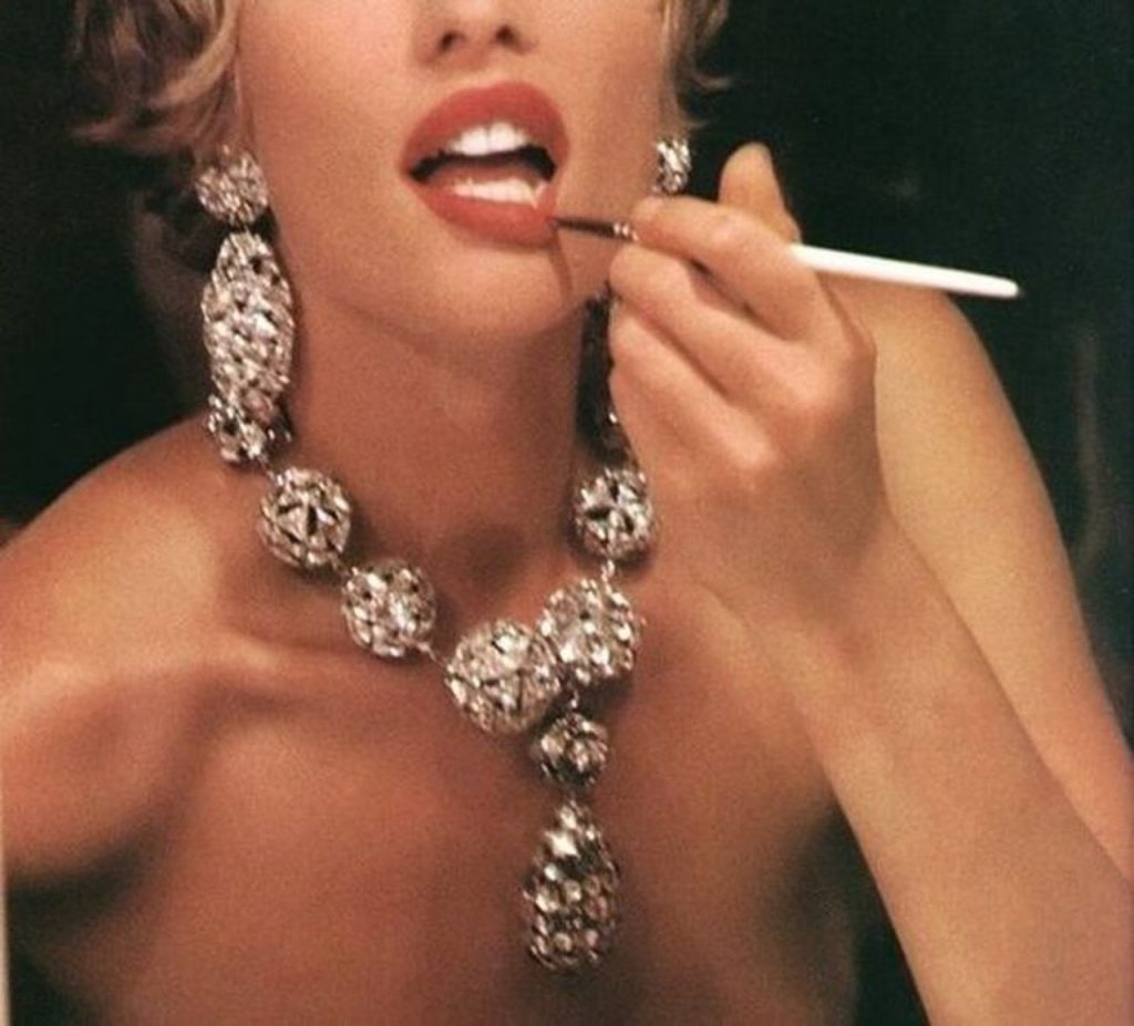Mujer labial y diamantes