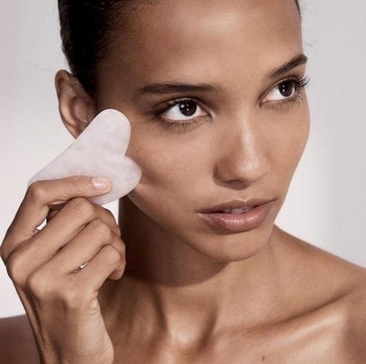 Chica con Gua Sha, Beauty Tools, Masaje Efecto Lifting