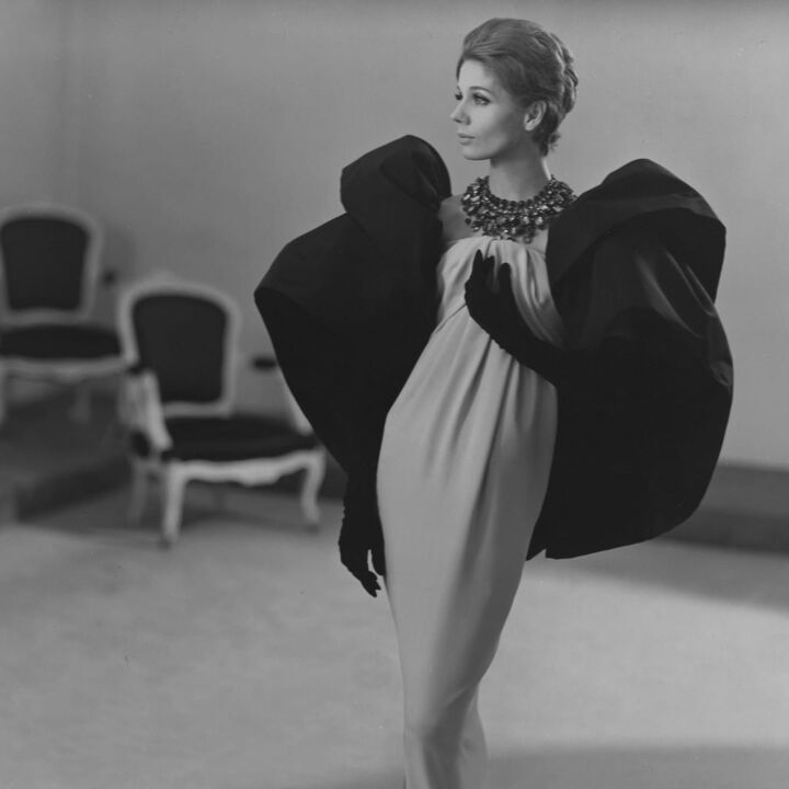 Modelo con vestido de Balenciaga