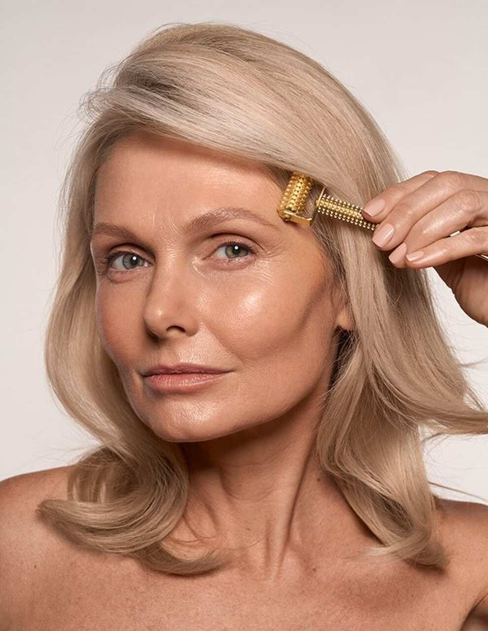 Chica con Gua Sha, Beauty Tools, Masaje Efecto Lifting