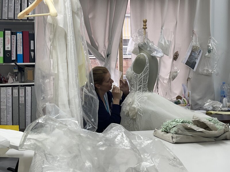 Un mujer cosiendo en el taller de Yolancris