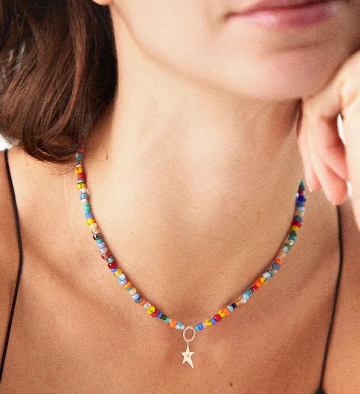 Collar de cuentas de colores