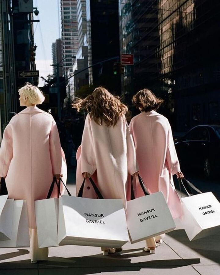 Mujeres con bolsas