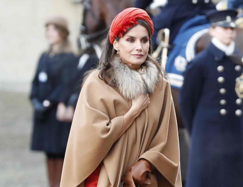 La Reina Letizia luciendo un tocado Cherubina