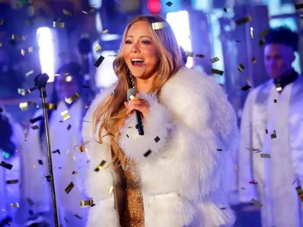 Mariah Carey abrigo blanco