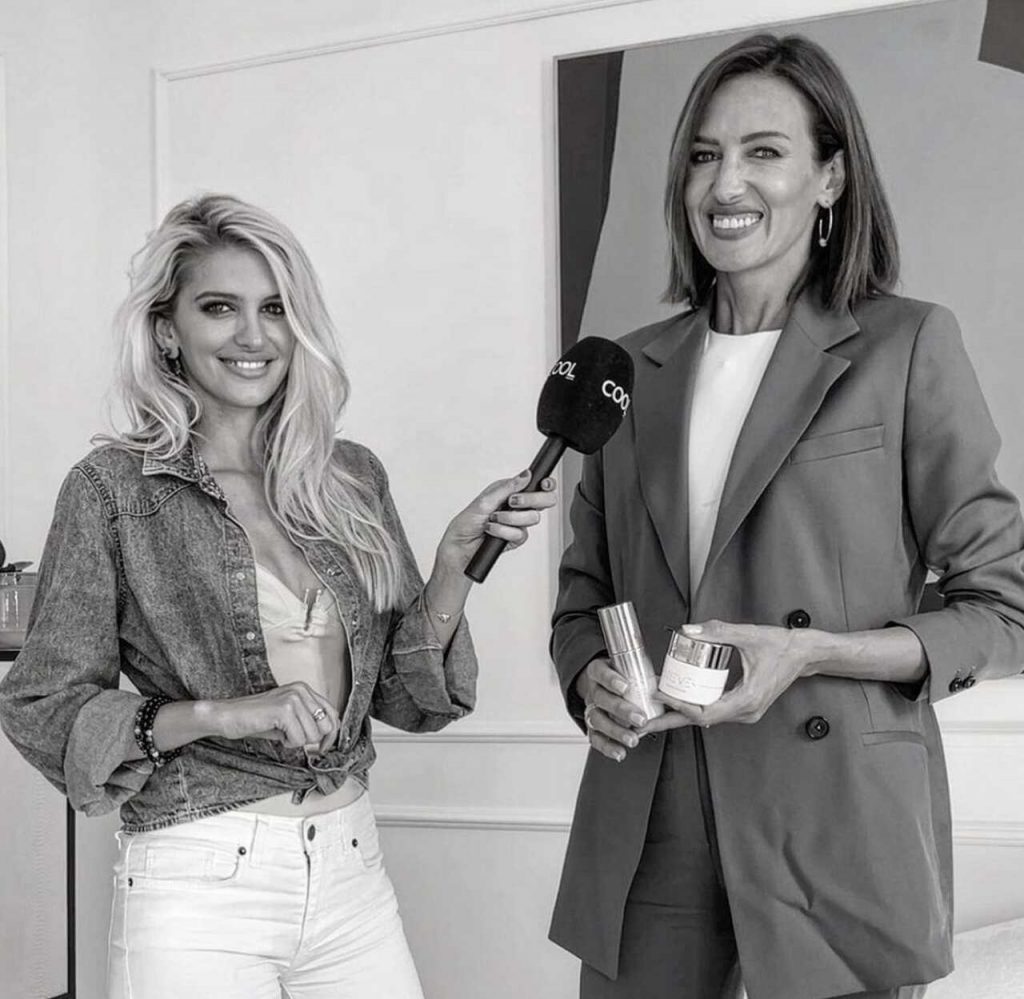 Fina Grosso entrevistando a Nieves &Aacute;lvarez