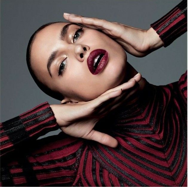 Labial rojo, chica con labios rojos