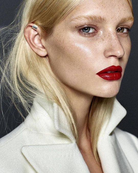 Black Friday, modelo, mujer maquillada, maquillaje Chanel, Chanel Beauty
