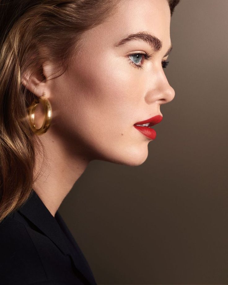 Labial rojo, chica con labios rojos