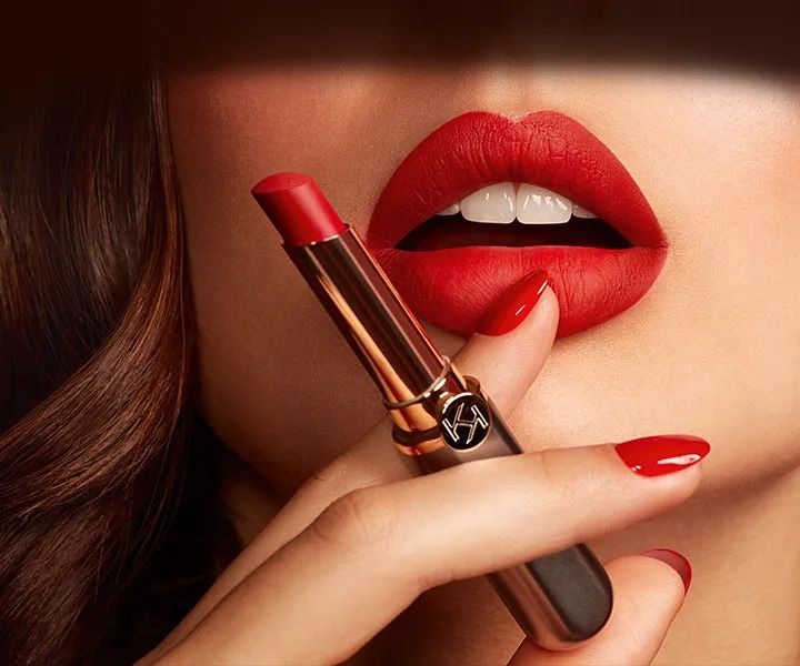 Labial rojo, chica con labios rojos
