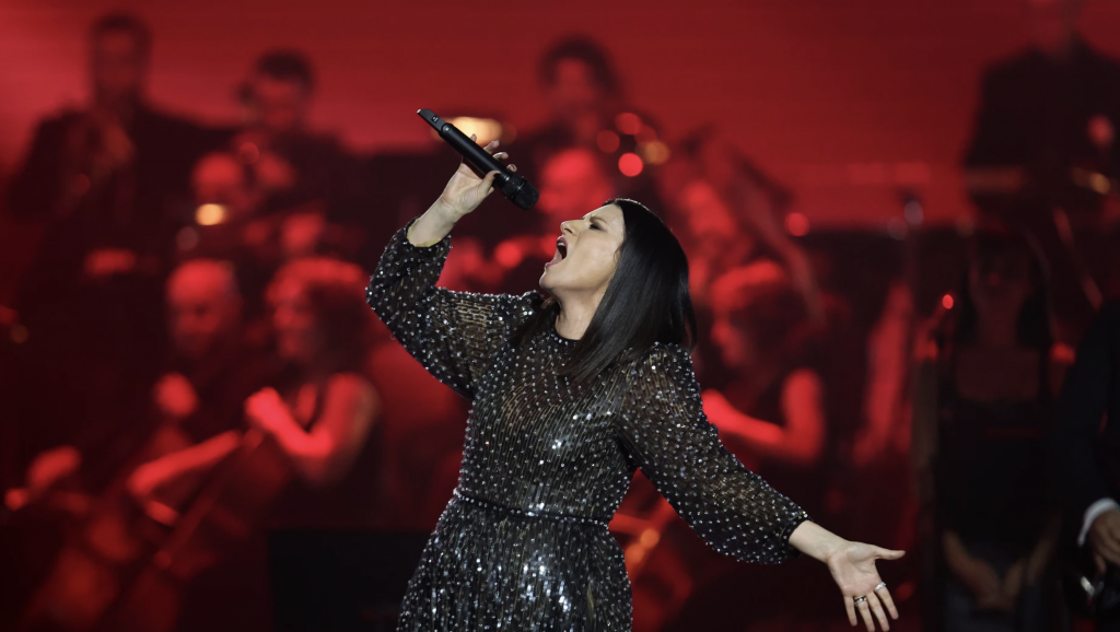 Laura Pausini cantando en vivo