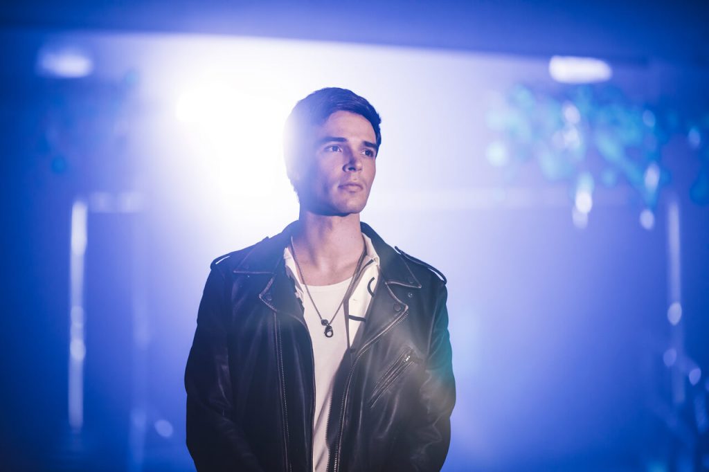 El cantante colombiano que compone con Yatra, Alejandro Santamar&iacute;a