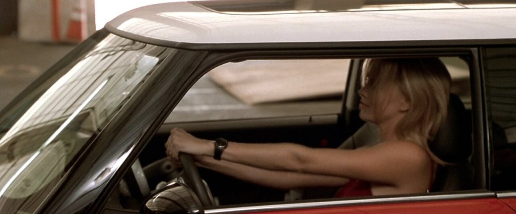 Charlize Theron eN SU MINI Cooper rojo