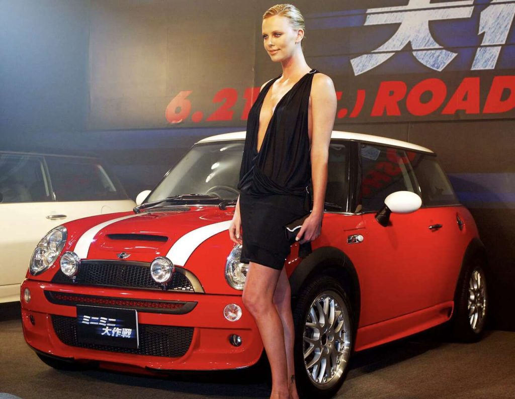 Charlize Theron con el MINI Cooper rojo de 'The Italian Job'