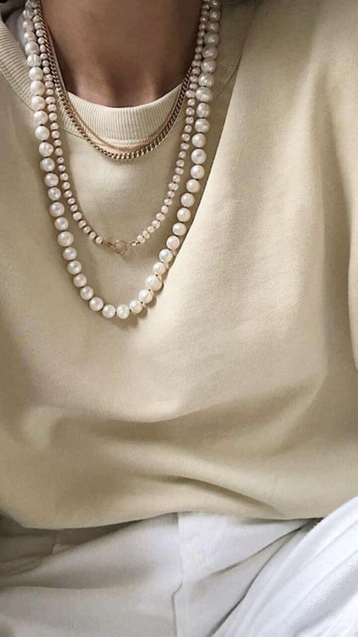 Modelo con collares de perlas