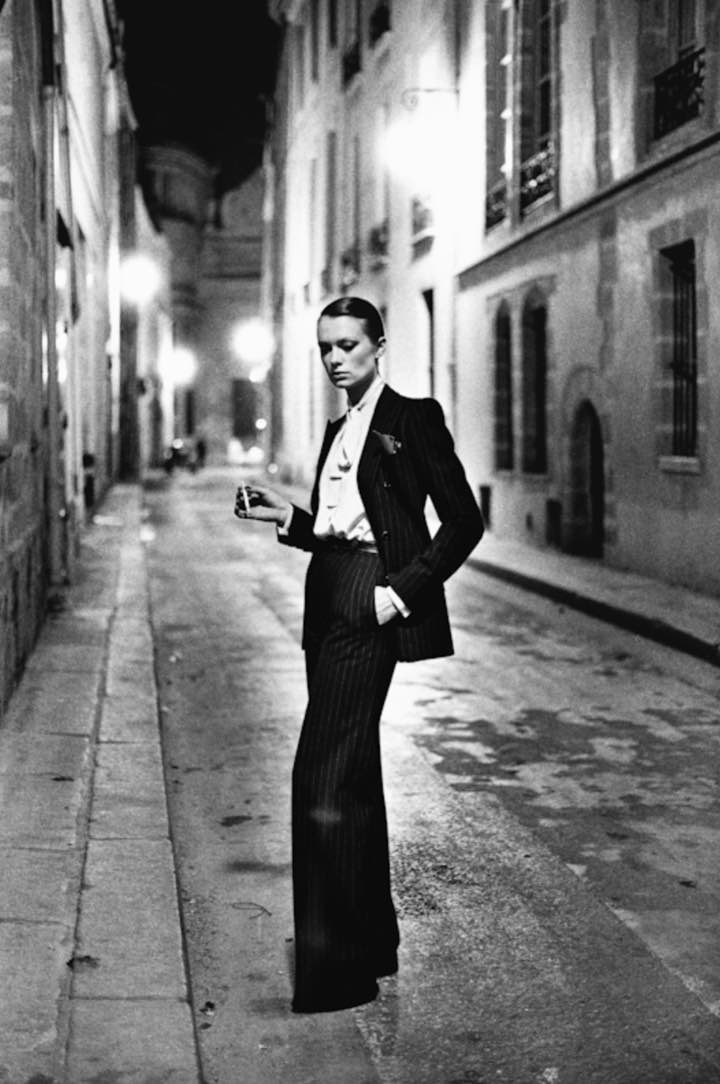 Helmut Newton Rue Aubriot, Yves Saint Laurent, Vogue Francia. Parigi, 1975 Rue Aubriot, Yves Saint Laurent, French Vogue. Paris, 1975 &copy; Helmut Newton Foundation