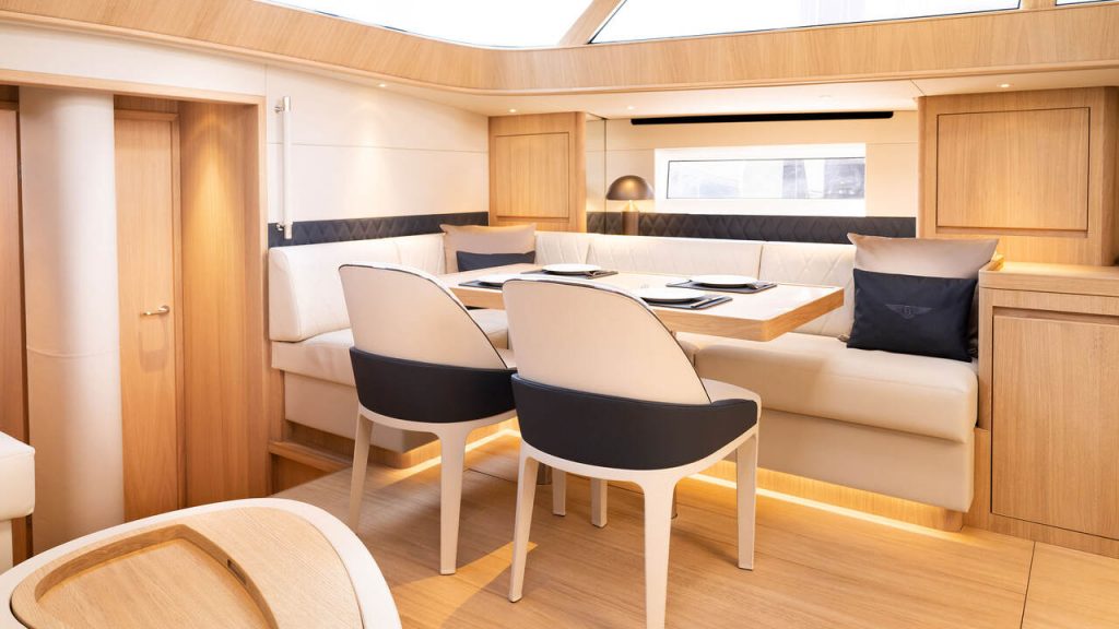 interior de un yate de lujo